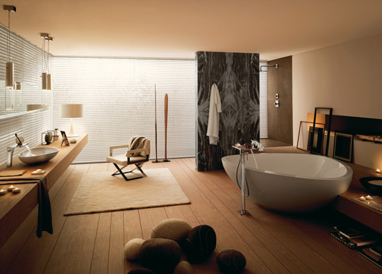 Bilde av stort bad med frittstående badekar og bolleservant